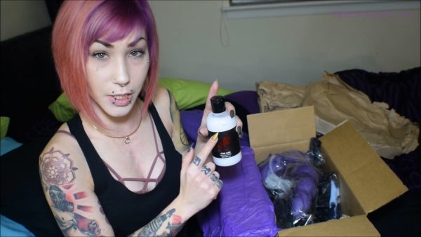 Cattie Candescent – Free Unboxing 3 Bad Dragon Dildos