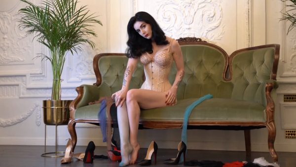 Miss Ellie Mouse – Goddess Puts on Turquoise Stockings