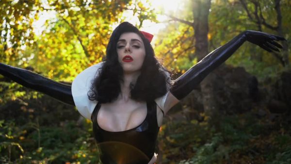 Miss Ellie Mouse – Latex Cosplay Snow White
