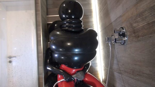 Lola Noir – Inflatable Latex in the Shower