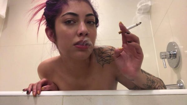 Ashlee Juliet – Smoking a Cigarette in the Bath