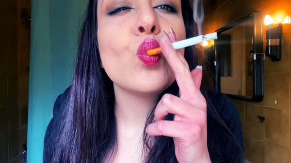 QueenD – Smoking and Lipgloss Smudge Ignoring You
