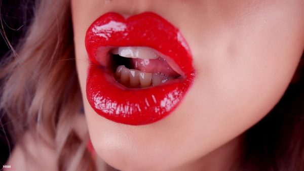 Miss Amelia – Make Cummies for Shiny Red Lips