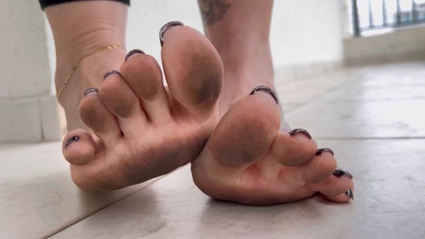 Goddess Grazi – Come Clean My Dirty Feet